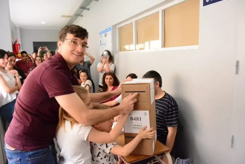 Lucas Ghi votando con sus hijos