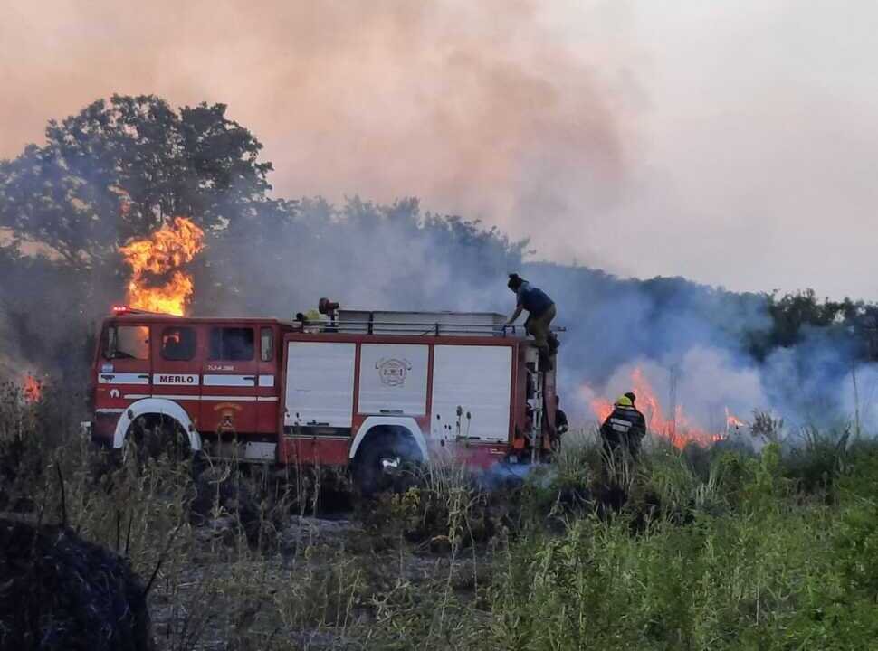 VIDEO | Los Bomberos Voluntarios de Merlo combatieron un incendio de 15 hectáreas durante 12 horas