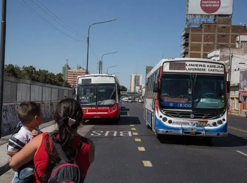 Viajar en el AMBA ya es un lujo: el boleto de colectivo aumentó muy por encima de la inflación y golpea fuerte al Oeste