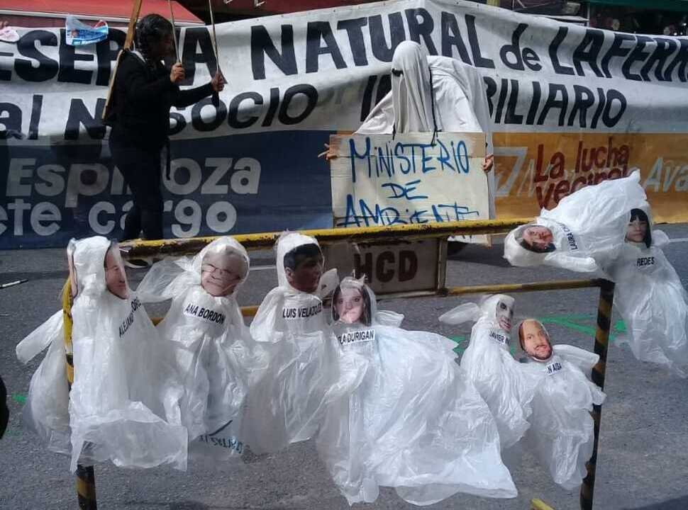 Ambientalistas rechazan acusación del peronismo por violencia simbólica: "no eran bolsas mortuorias, eran fantasmitas"