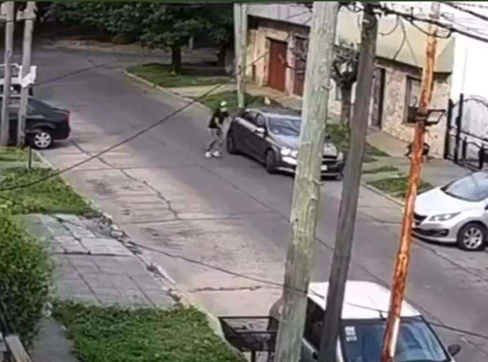 Video| Delincuentes atacaron a un hombre en Ramos Mejía y le robaron el auto