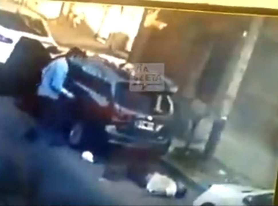Video || Ladrón intentó robar un auto en San Justo, pero se encontró con un ingeniero que le disparó
