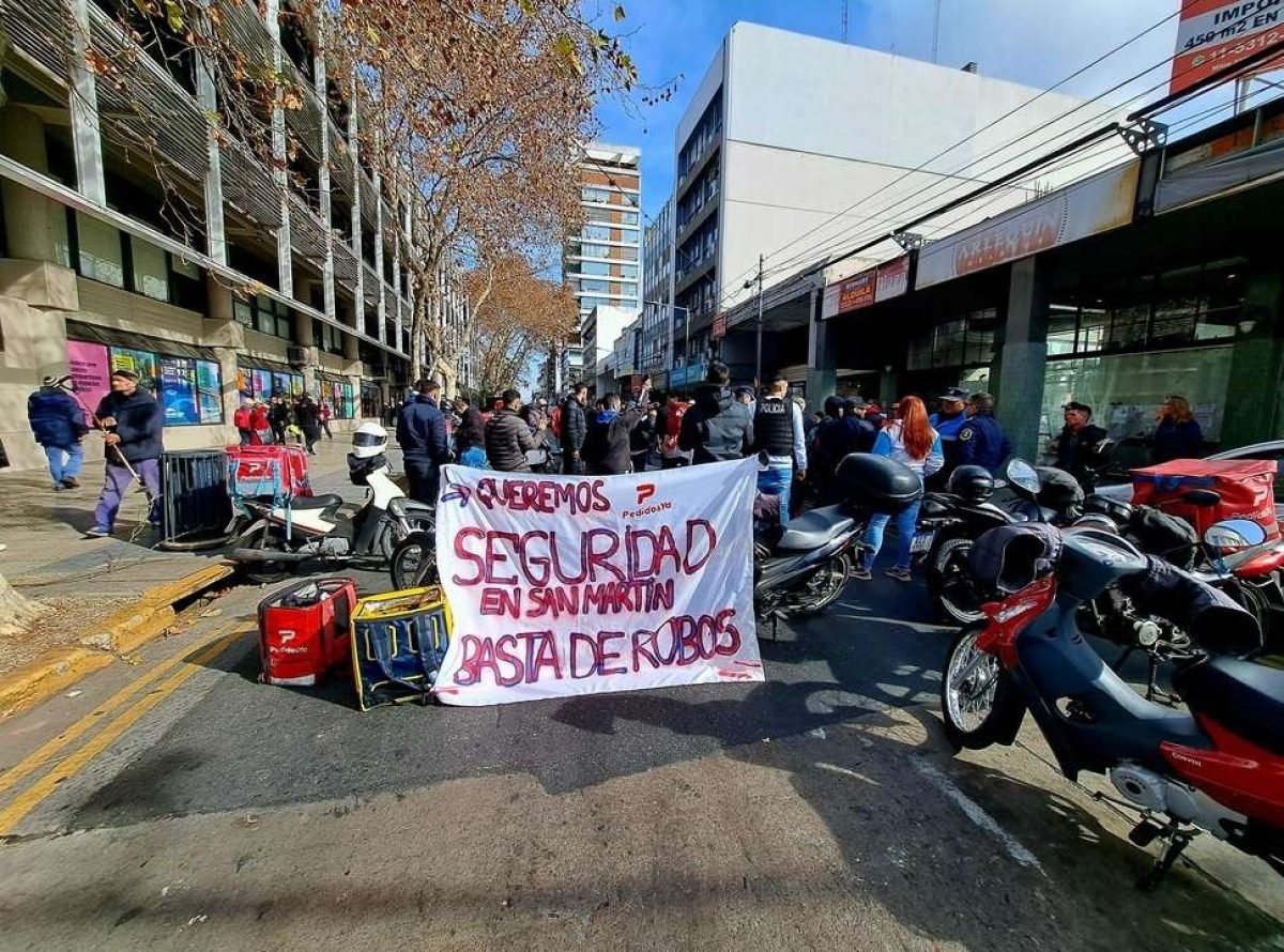 Repartidores se manifestaron frente a la municipalidad de San Martín y el  intendente no quiso recibirlos - Noticias de zona Oeste