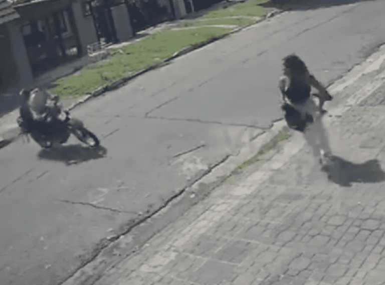 VIDEO | Terror en Villa Madero: delincuentes en moto salieron a la caza ...