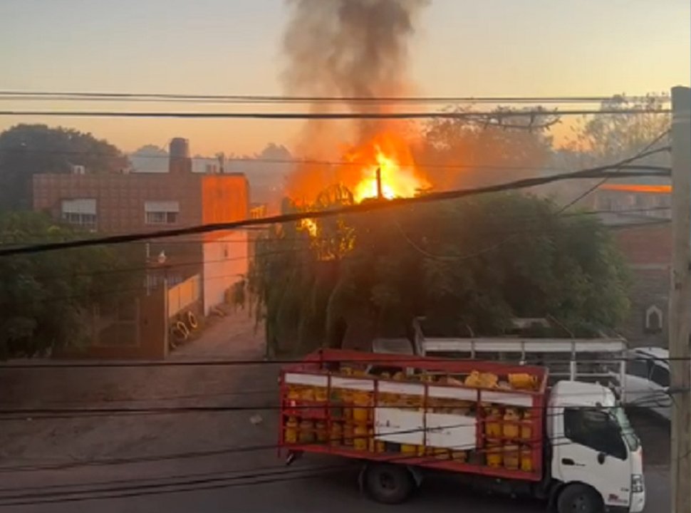 VIDEO | Merlo: Incendio y explosión en un depósito de garrafas en Mariano Acosta
