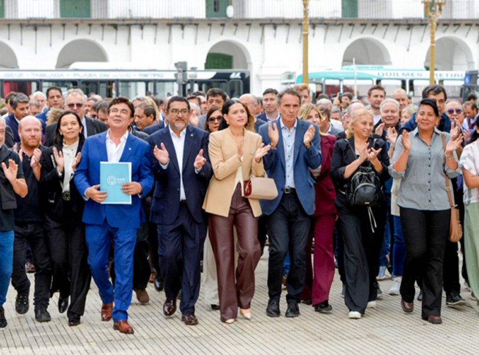 Intendentes reclamaron a Caputo que baje la nafta y se hagan obras en los municipios