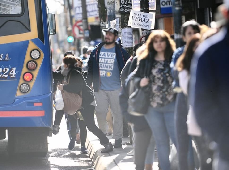 Menos colectivos en el AMBA: reducen frecuencias desde este miércoles y crece la preocupación en zona Oeste