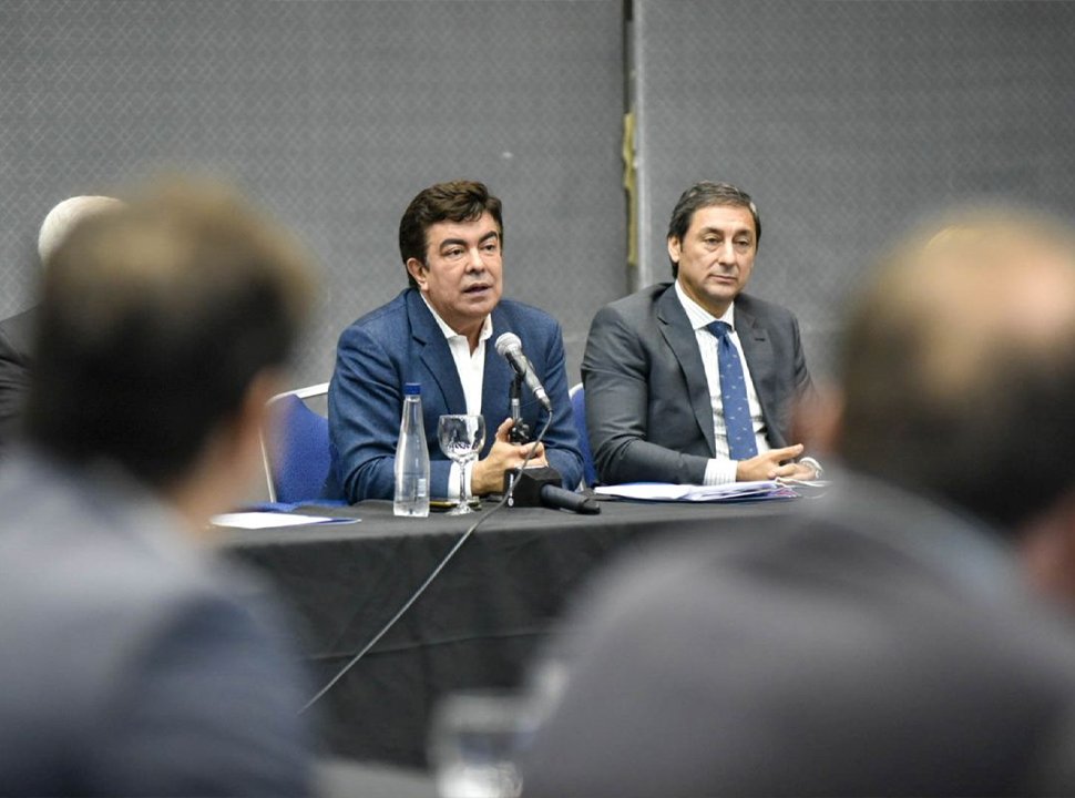 Intendentes encabezados por Espinoza alertan por la crisis económica y llevarán reclamos al ministro Caputo