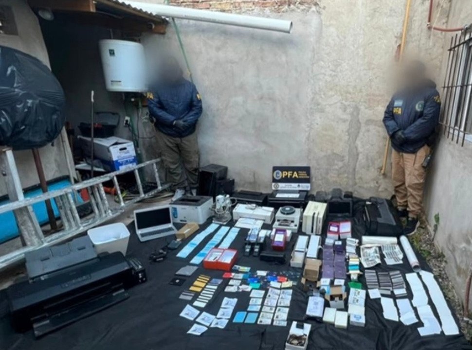 Desarticularon una red de fraudes con tarjetas que operaba desde el oeste del conurbano
