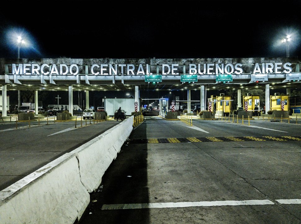 Barras de River e Independiente se enfrentaron en el Mercado Central por el control de puestos y recaudación
