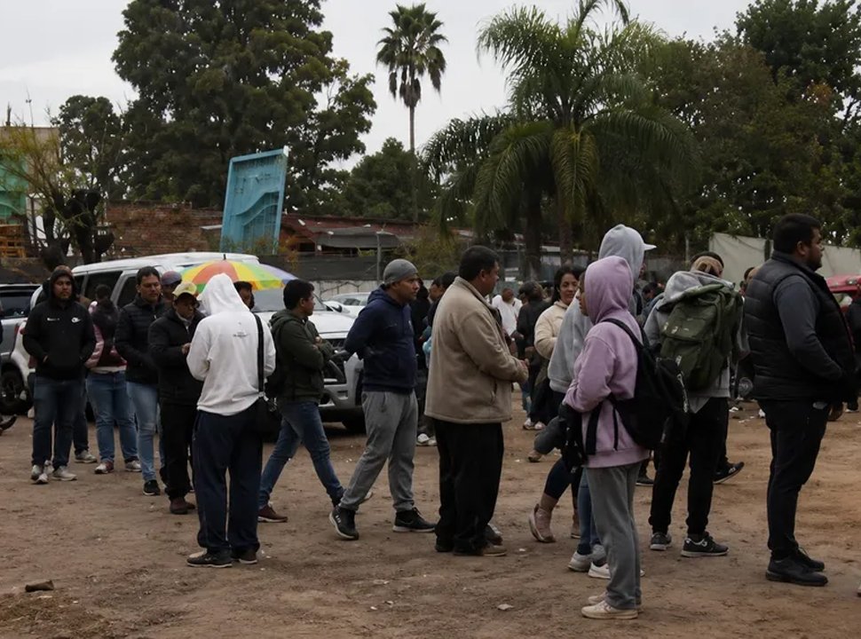 Moreno: hasta 12 cuadras de fila bajo la lluvia por 60 empleos en un frigorífico