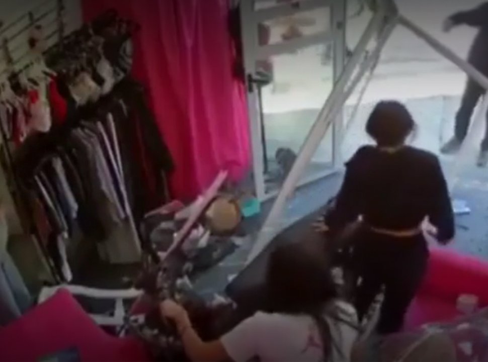 VIDEO | Caseros: dos chicas de 14 años protagonizaron un insólito accidente al meterse con su moto en una lencería