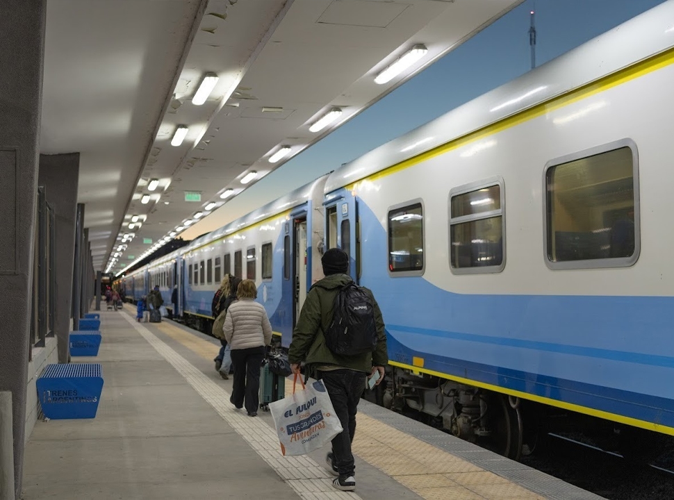 Nuevo servicio diferencial del Tren Sarmiento con ambiente climatizado y baños: los detalles