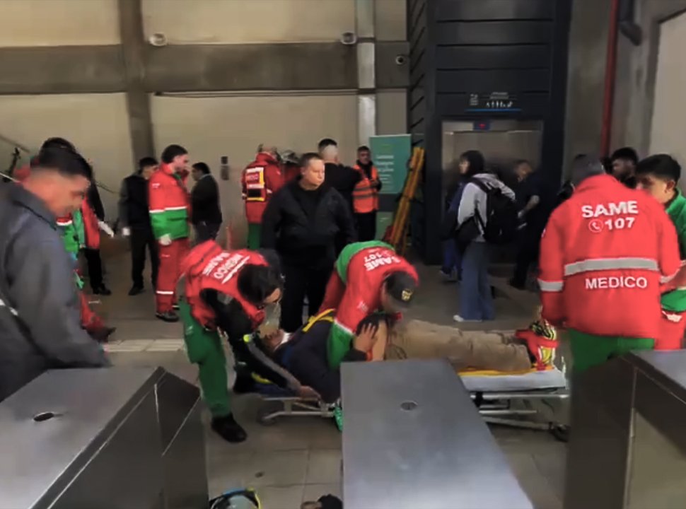 Tren Belgrano Sur: 11 heridos tras el colapso de una escalera mecánica en la estación Sáenz