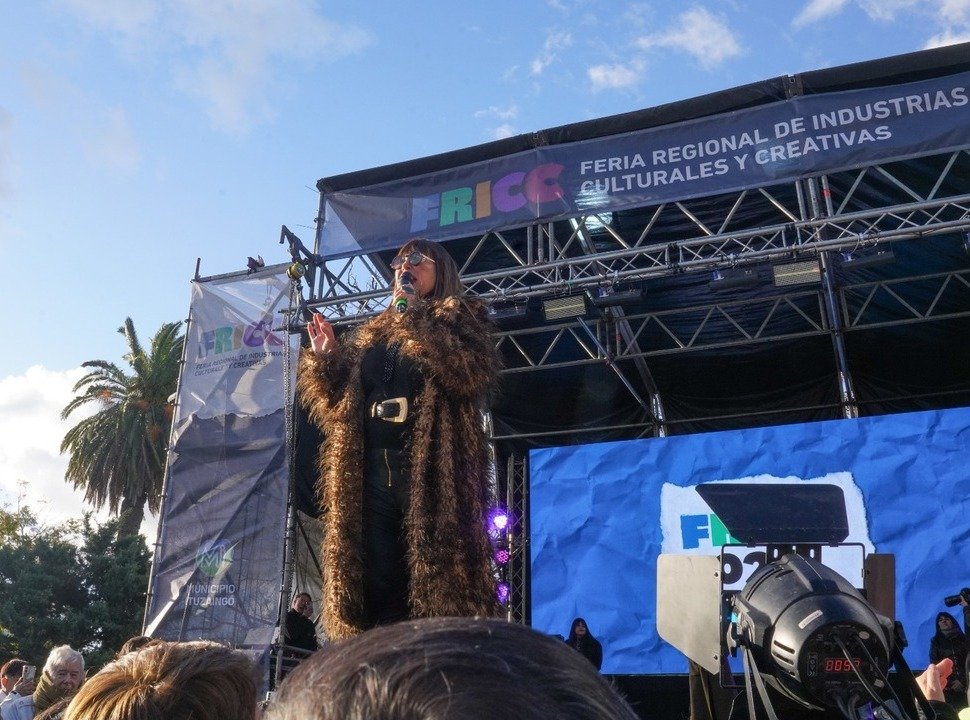 Moria Casan fue la estrella de la Feria Regional de Industrias Culturales y Creativas de Ituzaingó