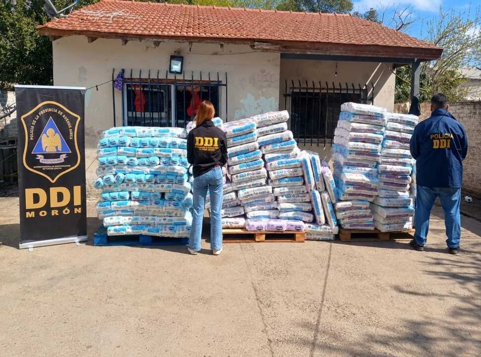 Robaron un camión cargado de pañales y lo encontraron dentro de una casa en Virrey del Pino