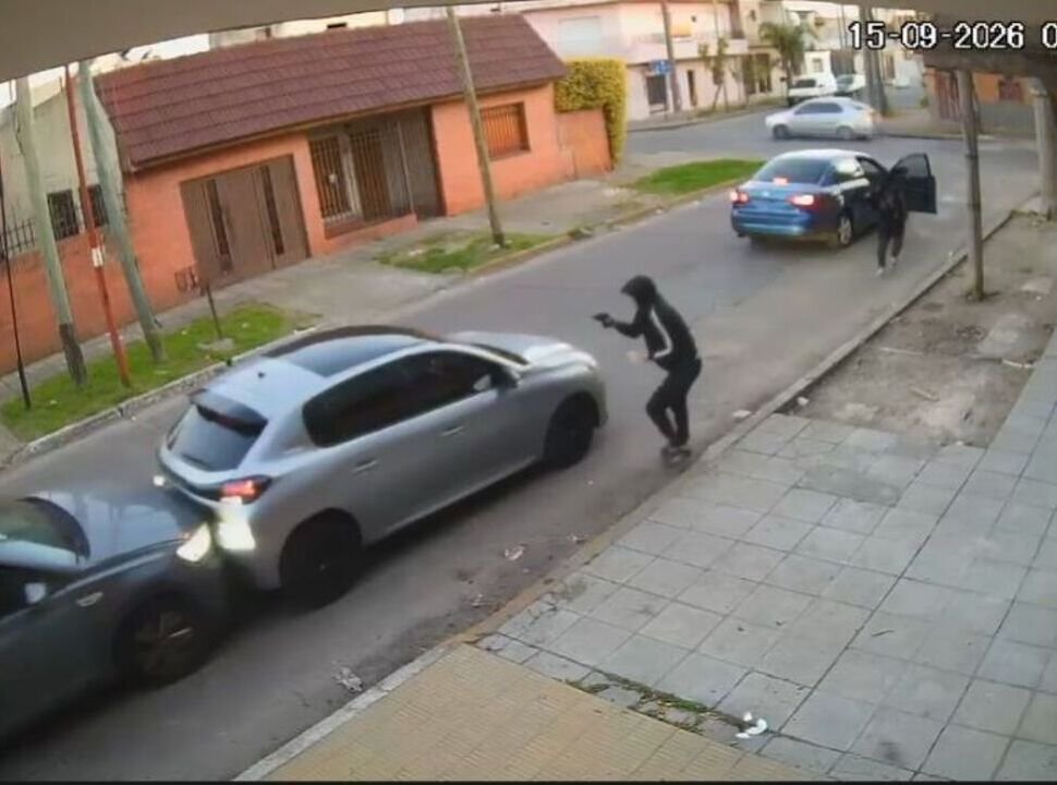 VIDEO | Raid delictivo en San Justo: robaron un auto y tres minutos después intentaron asaltar a otro