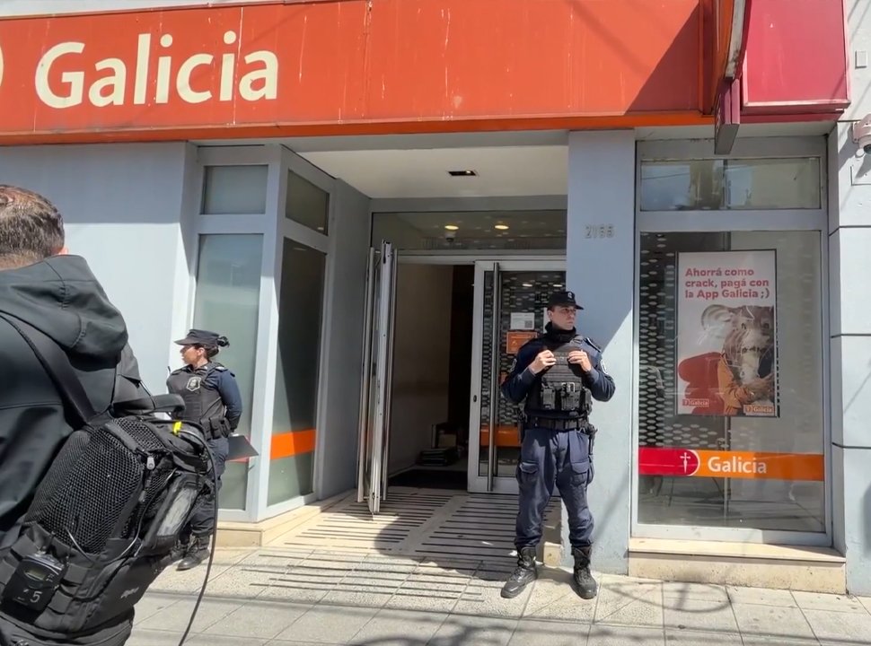 Tiros y tensión en un banco de Lomas del Mirador: clientes redujeron a un ladrón durante un intento de asalto