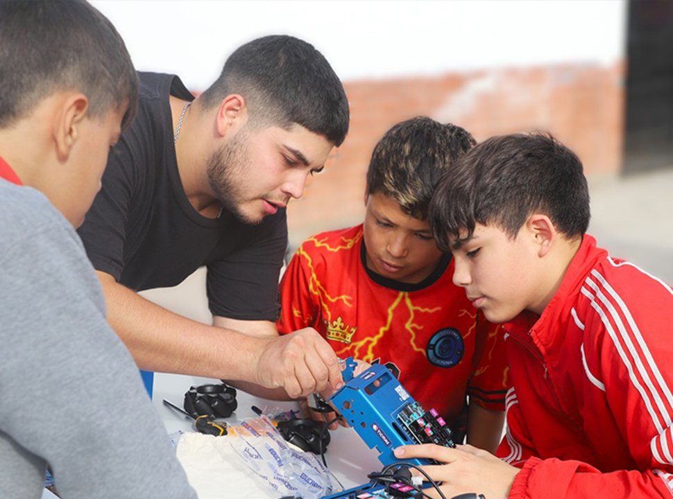 Jóvenes estudiantes de La Matanza en las finales del Triatlón de Robótica de los Juegos Bonaerenses