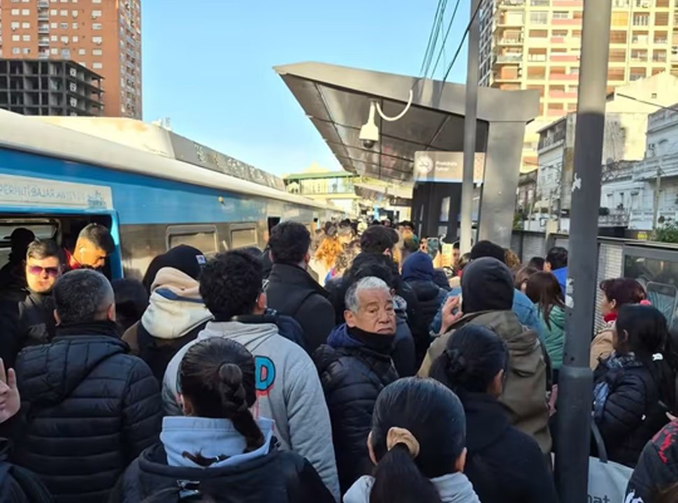 VIDEO: Una formación del Tren Sarmiento embistió a un auto en la estación Ramos Mejía y hubo demoras