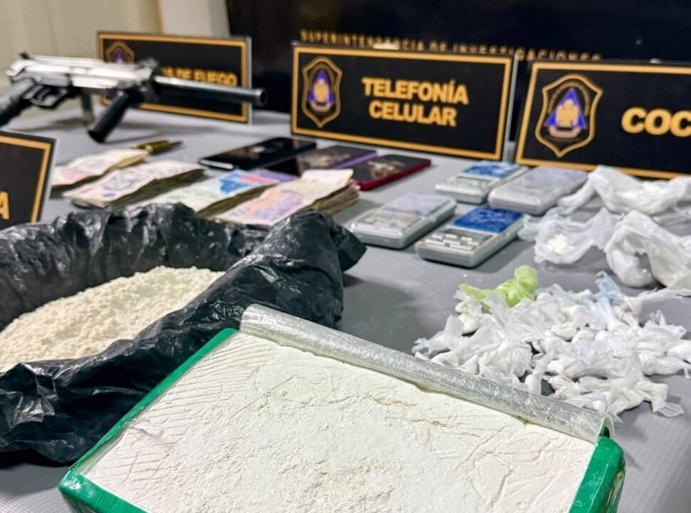Dos detenidos en Moreno: secuestraron cocaína, marihuana y tres armas de fuego