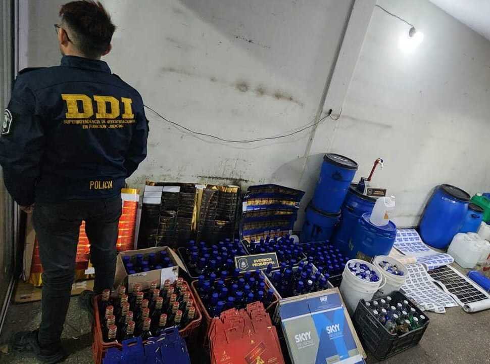 San Justo: tenían una destilería clandestina y fabricaban bebidas truchas de marcas famosas