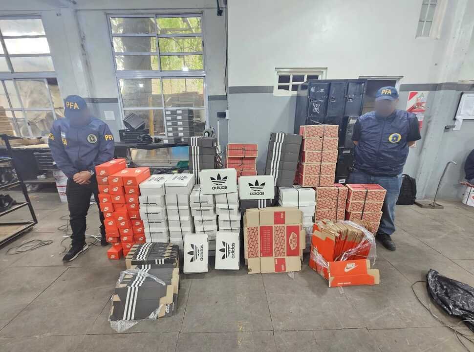 Virrey del Pino: investigaban la venta de zapatillas baratas y encontraron una fábrica clandestina
