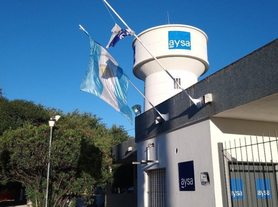 La Defensoría bonaerense lanzó una fuerte advertencia por la venta de AySA y reclamó transparencia antes de la firma