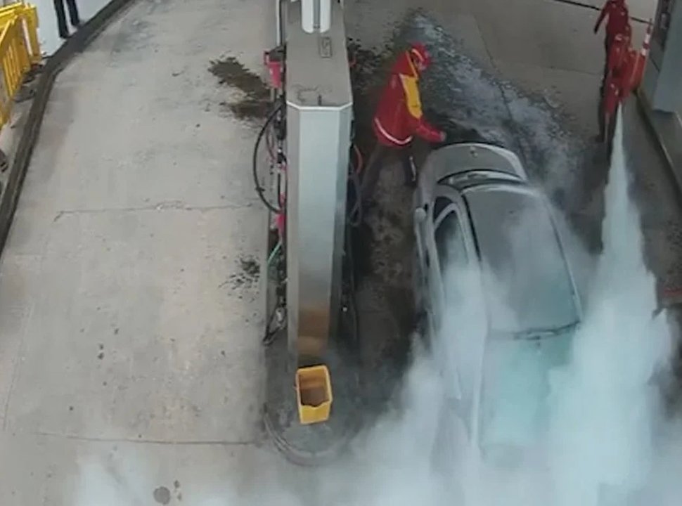 Tensión en Merlo: un joven derramó nafta en una estación de servicio y los empleados evitaron un incendio