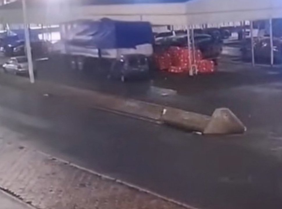 VIDEO | La Matanza: Una joven murió atropellada por el acoplado de un camión en el Mercado Central