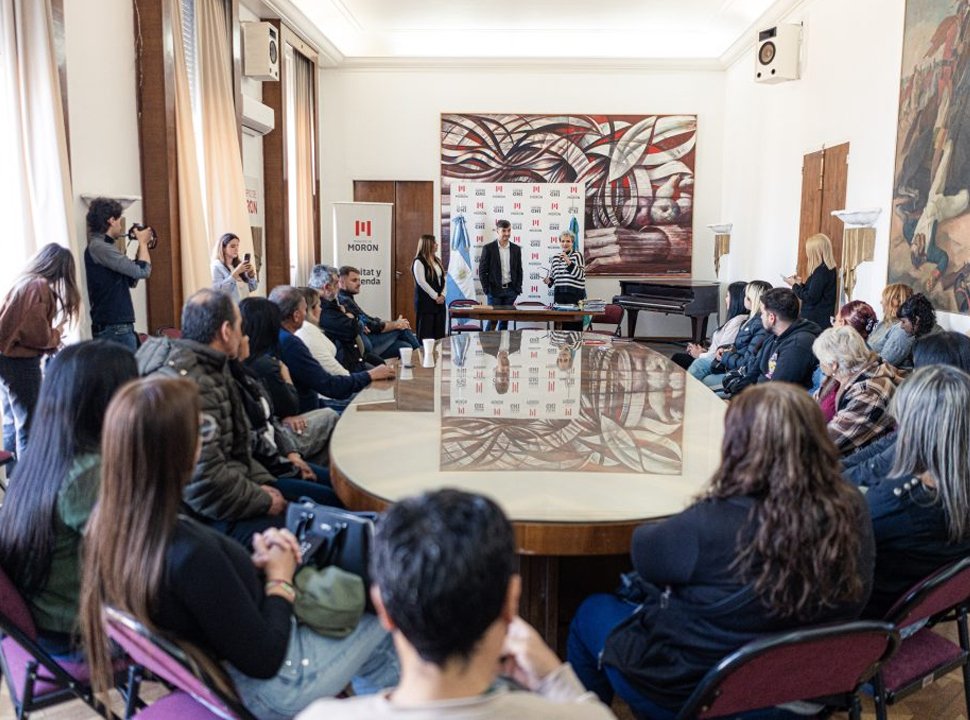 Morón avanza con la firma de escrituras a familias del distrito